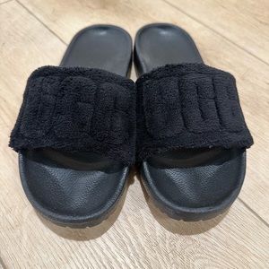 Ugg Mahalia slides in black